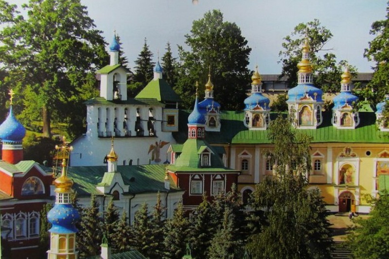 В Псково-Печерском монастыре принимают поминовения на Великий пост